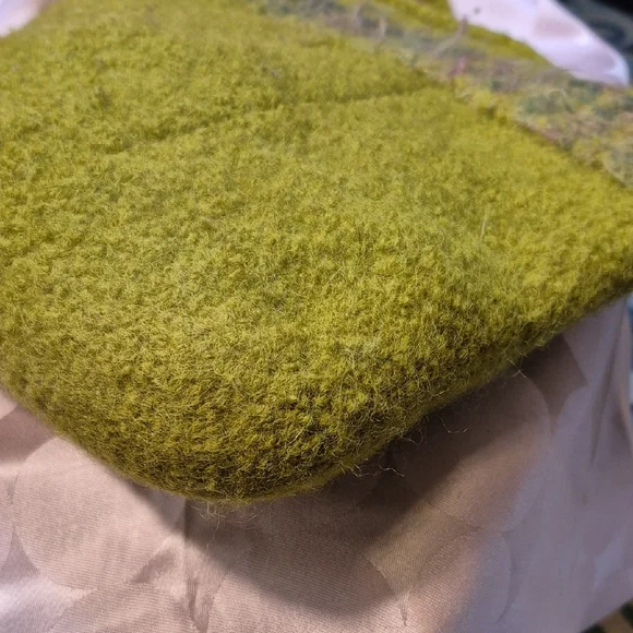 Vibrant Handmade Green Wool Tote with Pink Floral Accent - Picture 4 of 10